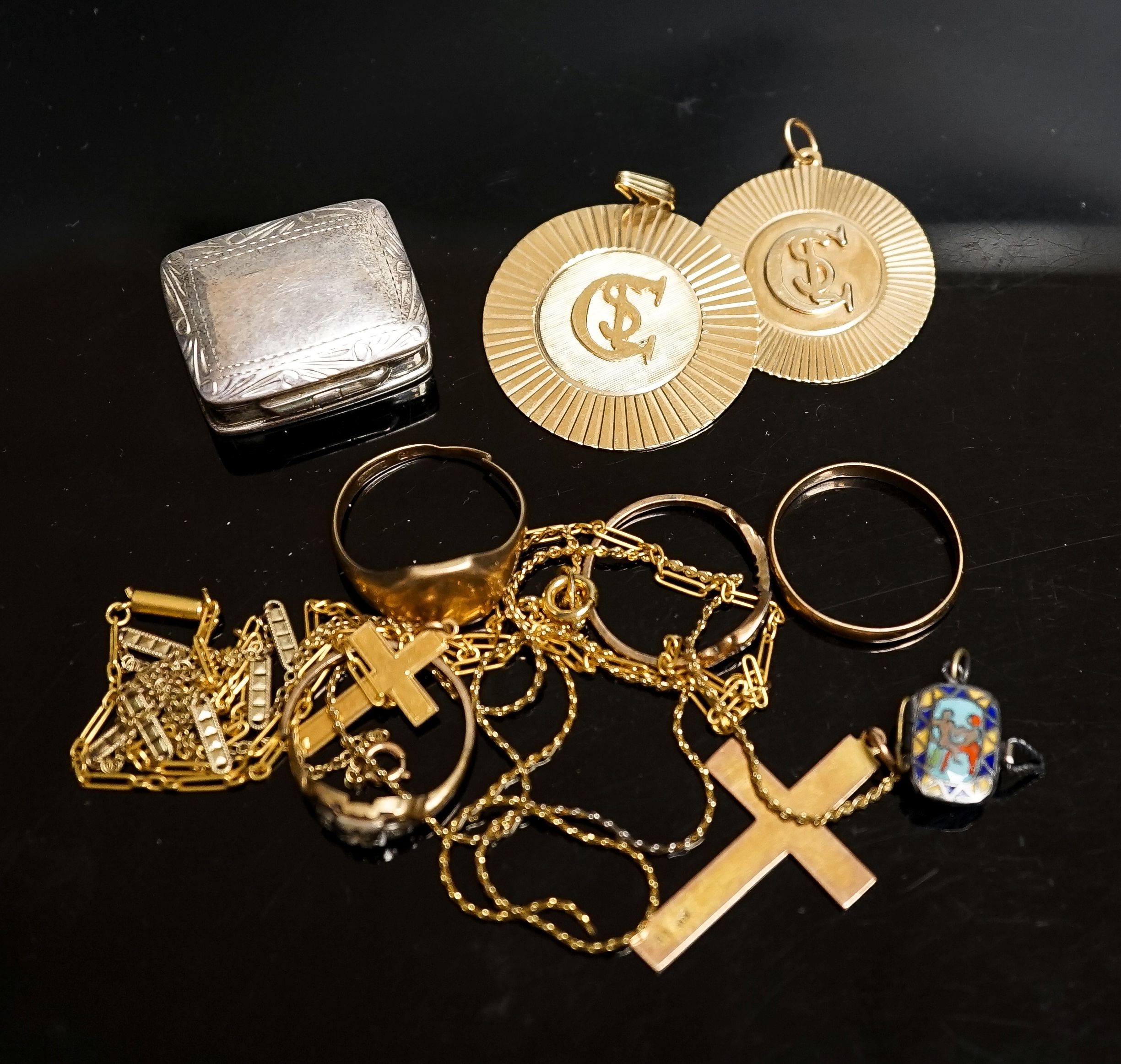 A group of mixed yellow metal items including two 14k pendants and a 14k band, 11.5 grams, two 9ct items, 6.5 grams and other damaged jewellery.